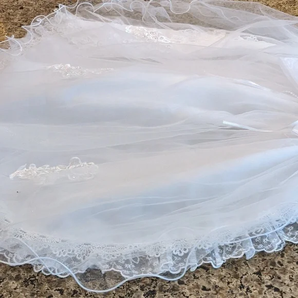 Girls Beautiful Veil White Tulle Satin Ruffles Layers Sequins Pears Applique Bow - Picture 2 of 4